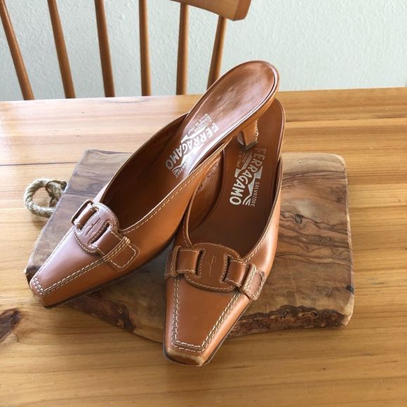 SOLD ❌ VINTAGE SALVATORE FERRAGAMO LEATHER SANDAL - Picture 3 of 5